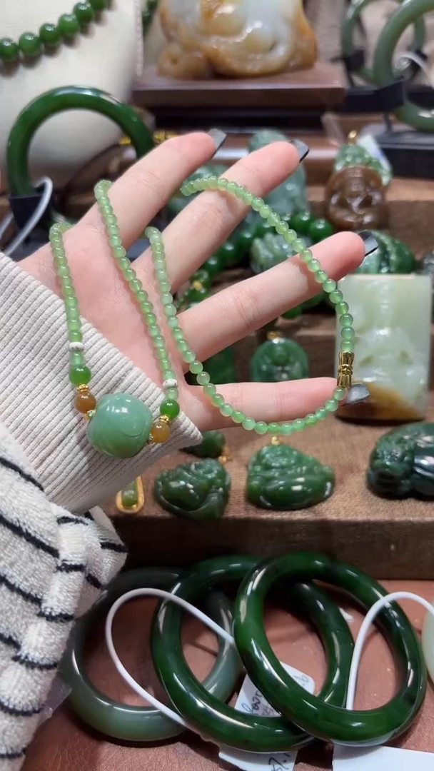 颈饰未镶嵌和田玉（碧玉）1