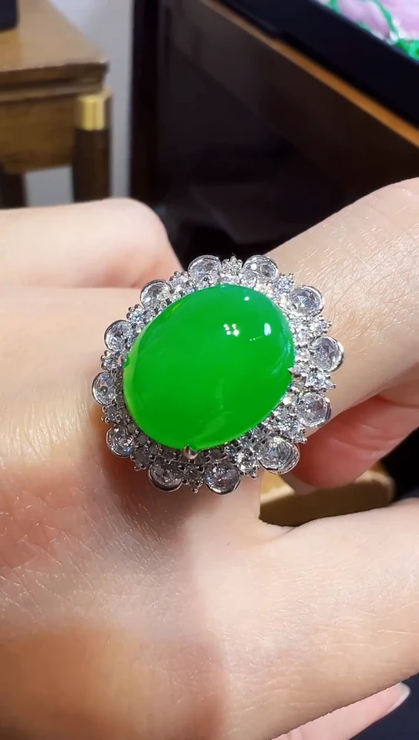 18K金镶嵌戒指翡翠蛋面