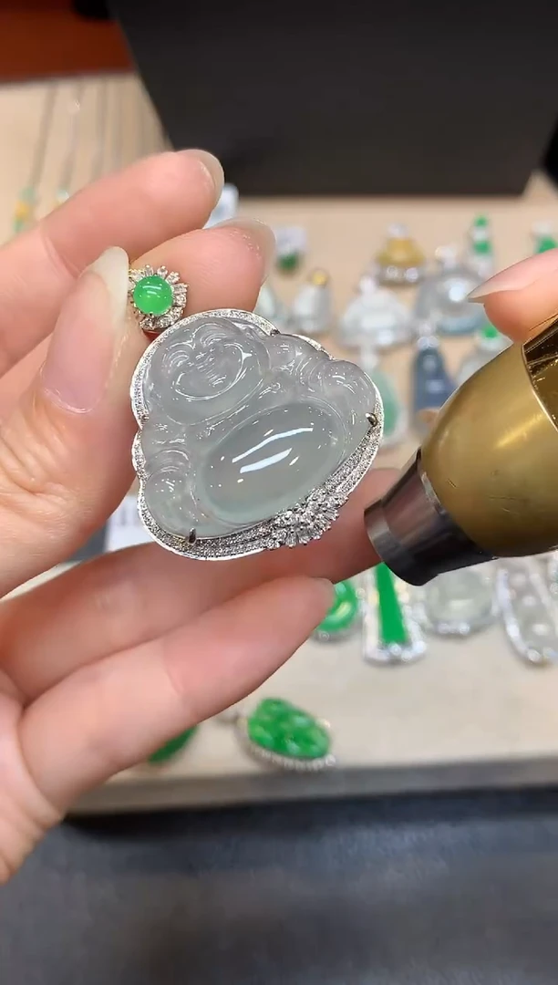 颈饰18K金镶嵌翡翠佛公【无服务费