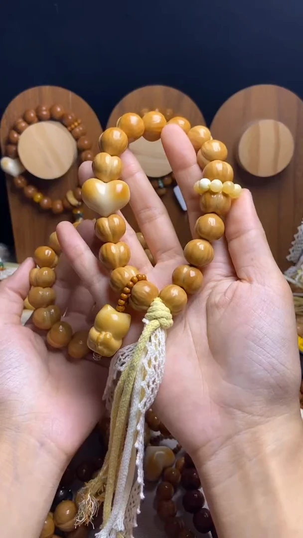 手串猴头核桃7*全品聚宝盆爱心橄榄壳吊坠（悟）黄跑环奶油风手持