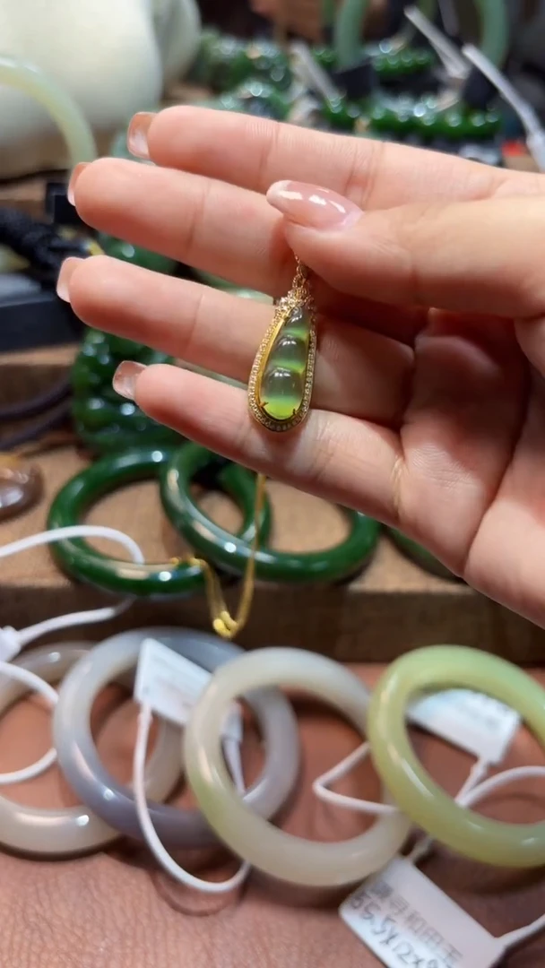 颈饰18K金镶嵌和田玉1