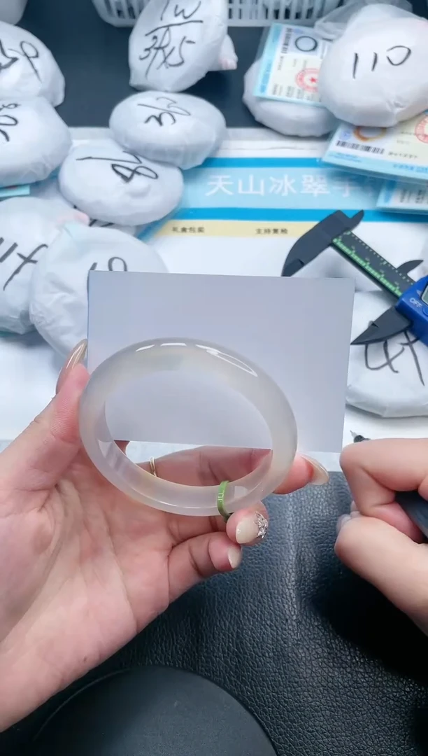 【闪购商品】石英质玉手镯未镶嵌25V155-59