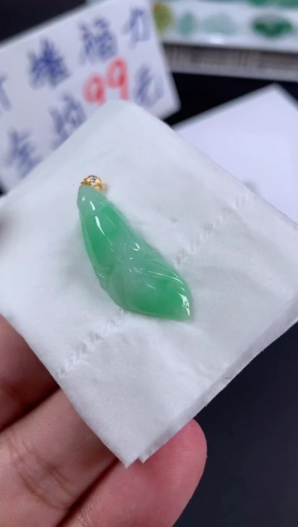 颈饰18K金镶嵌翡翠喜**.翡翠