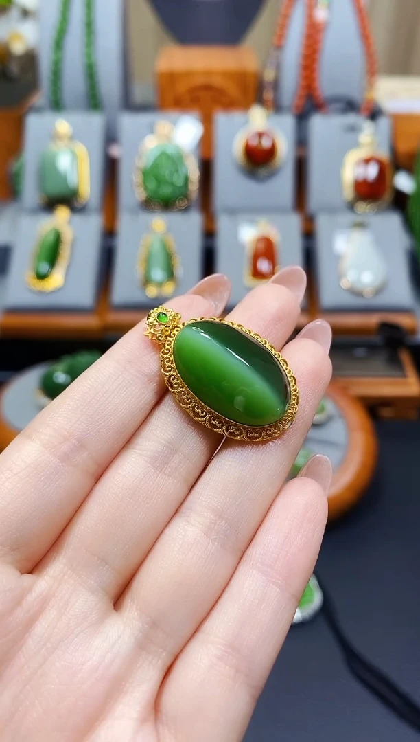 颈饰18K金镶嵌和田玉碧玉猫眼吊坠