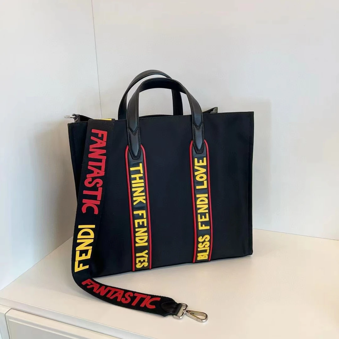 95新 FENDI/芬迪 Fendi芬迪 黑色拼彩色logo字母斜挎包