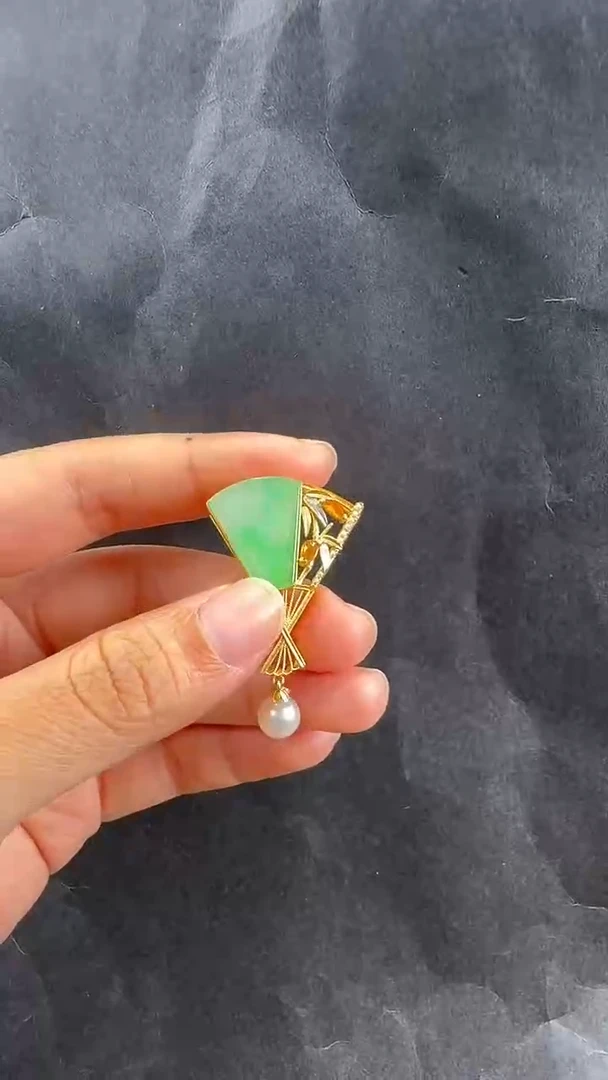 颈饰18K金镶嵌翡翠胸针
