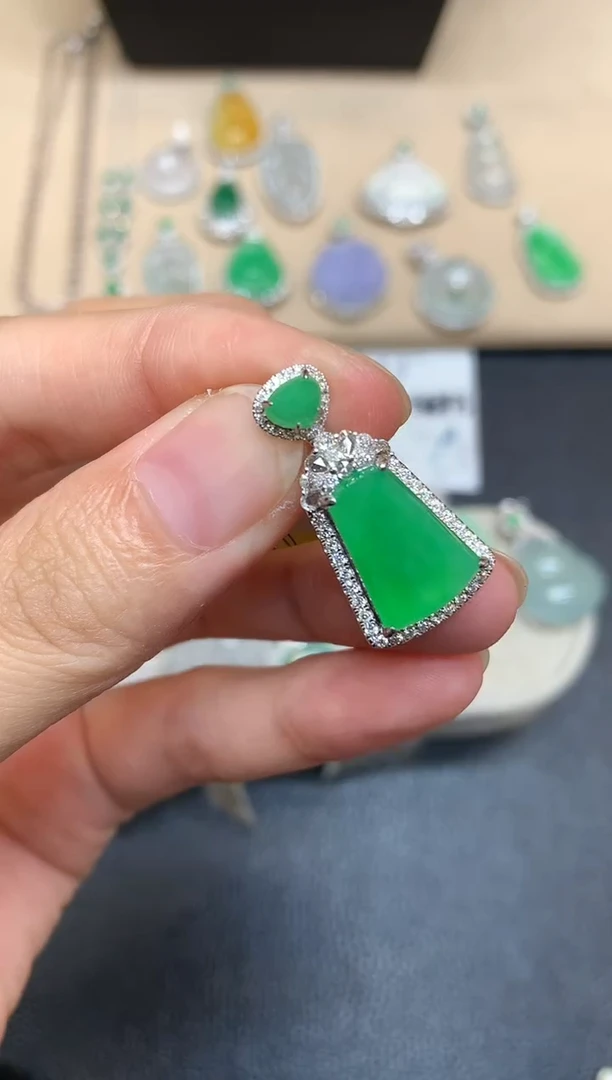 颈饰18K金镶嵌翡翠无事牌【无服务费