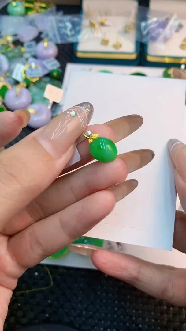 颈饰18K金镶嵌翡翠1