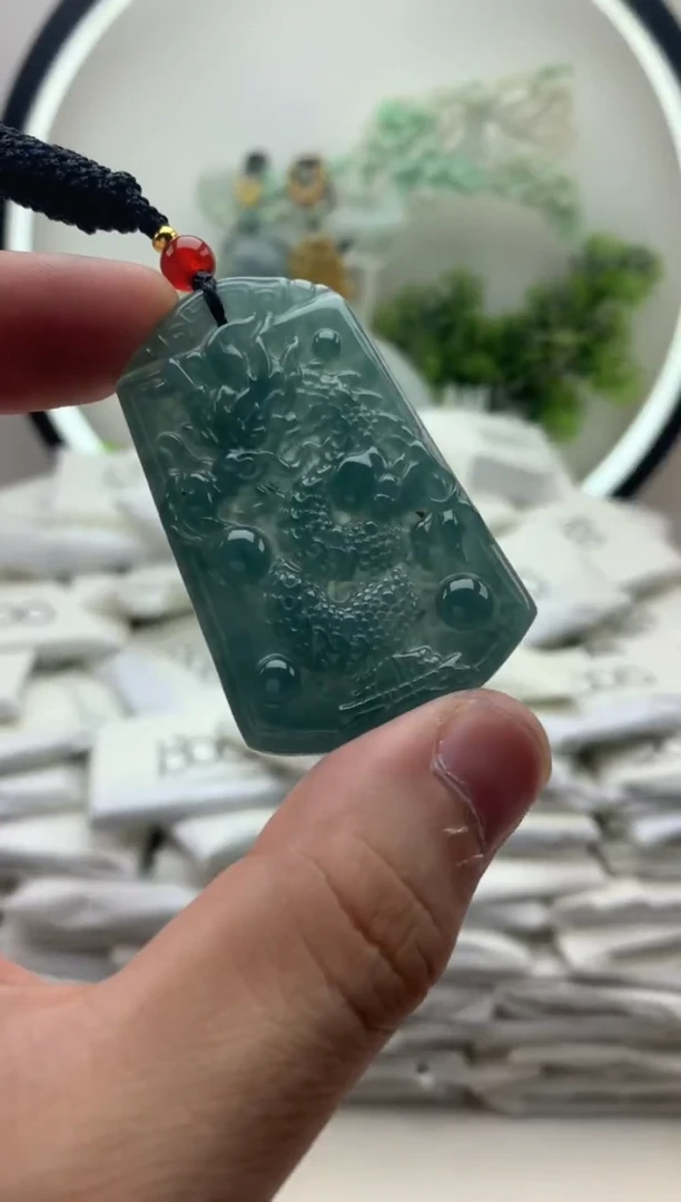 颈饰未镶嵌翡翠龙牌