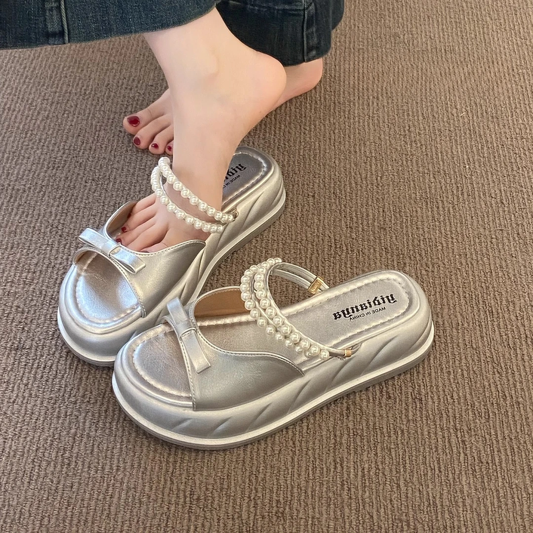 仙女风珍珠凉拖鞋女夏外穿2025新款厚底增高银色法式配裙子一字拖