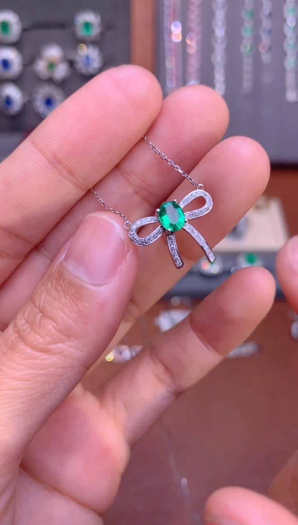 【闪购商品】祖母绿项链18K金镶嵌0.5CT