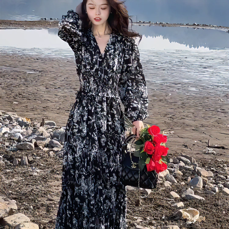 海边度假V领长袖连衣裙2024春季新款女装高级感时尚收腰碎花长裙