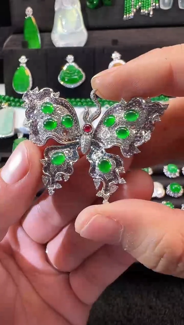 【闪购商品】翡翠耳钉18K金镶嵌高冰阳绿蛋面蝴蝶胸针