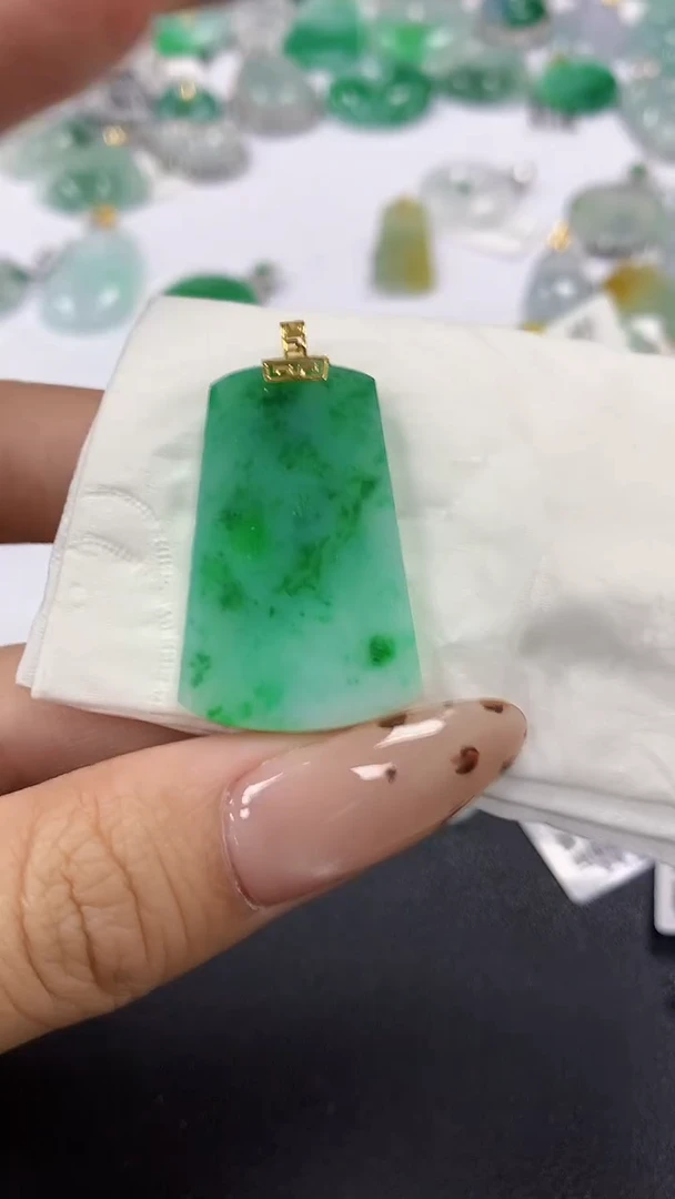 颈饰18K金镶嵌翡翠a货假一赔三支持复检百元上9元证书费自理