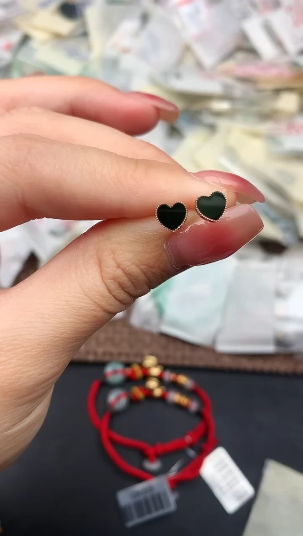 18K金镶嵌挂件翡翠1