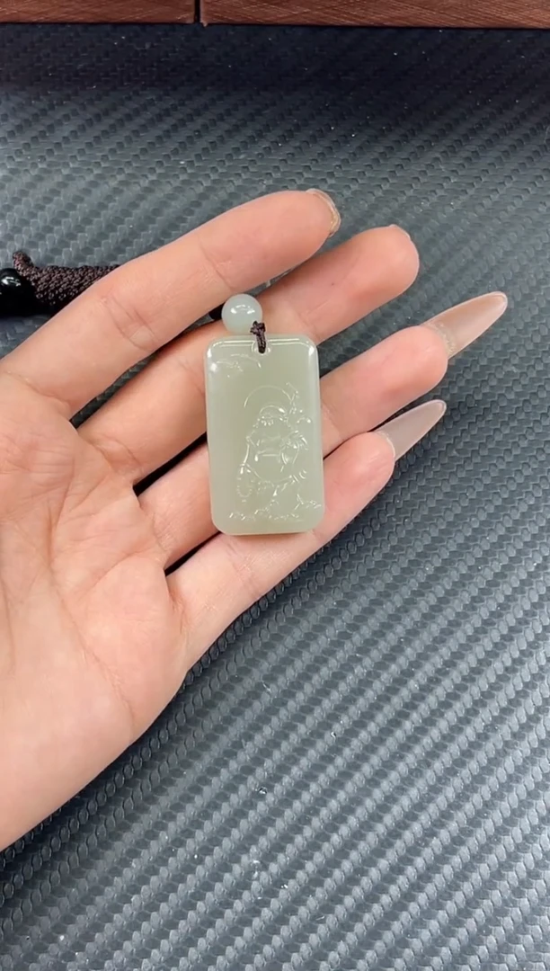 吊坠(赠链)未镶嵌和田玉且末近矿微色差吊坠J