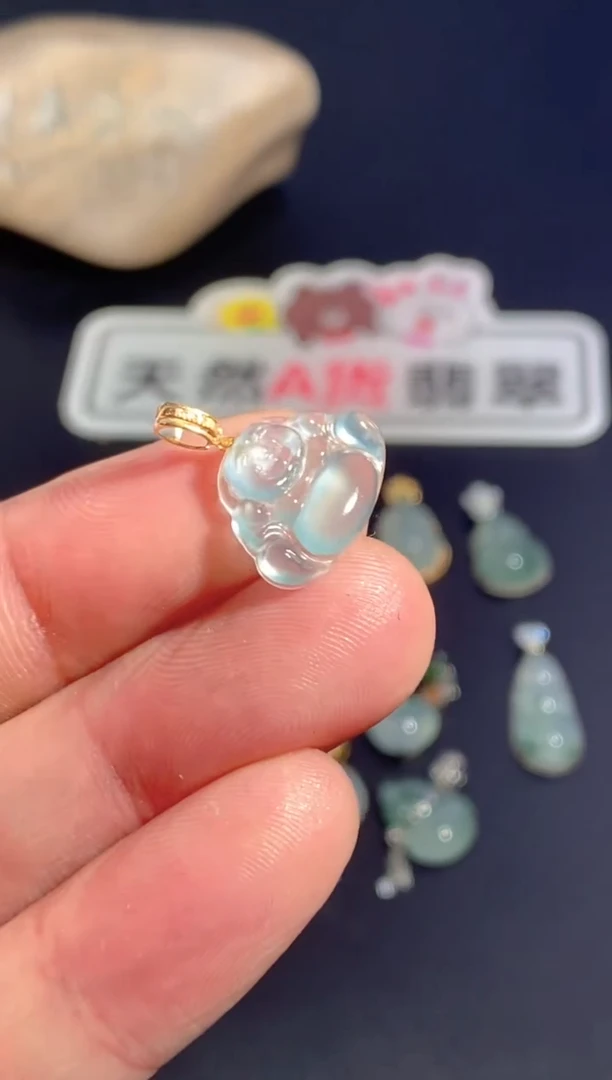 颈饰18K金镶嵌翡翠