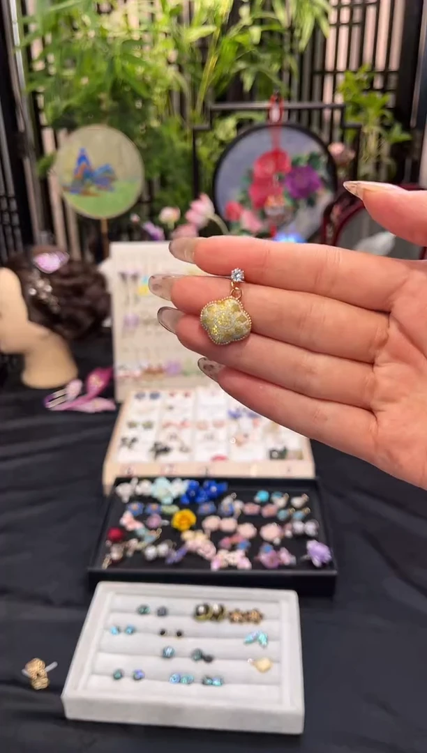 织绣是**吖非遗苏绣手工饰品