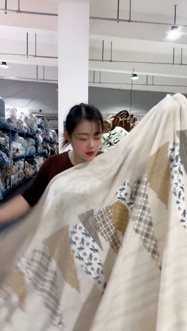 牛奶绒主播手上展示的产品