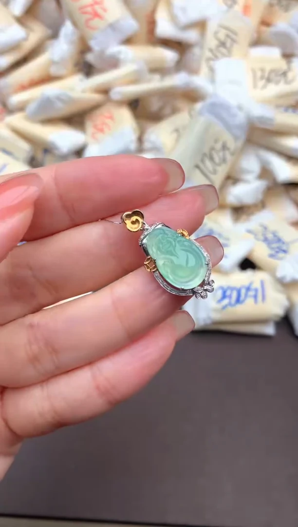 翡翠挂件18K金镶嵌一