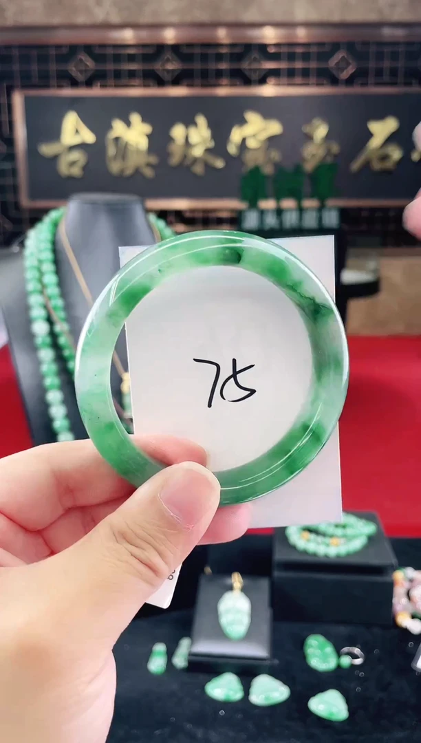 未镶嵌手镯石英质玉（非洲翠）微瑕一经发货运费不退介意勿拍