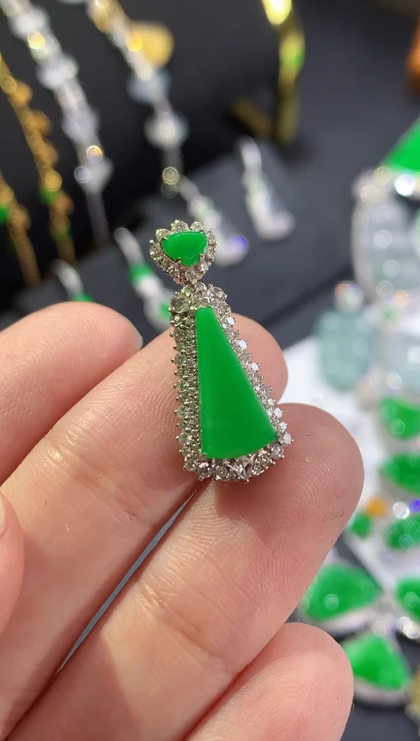 颈饰18K金镶嵌翡翠绿无事牌