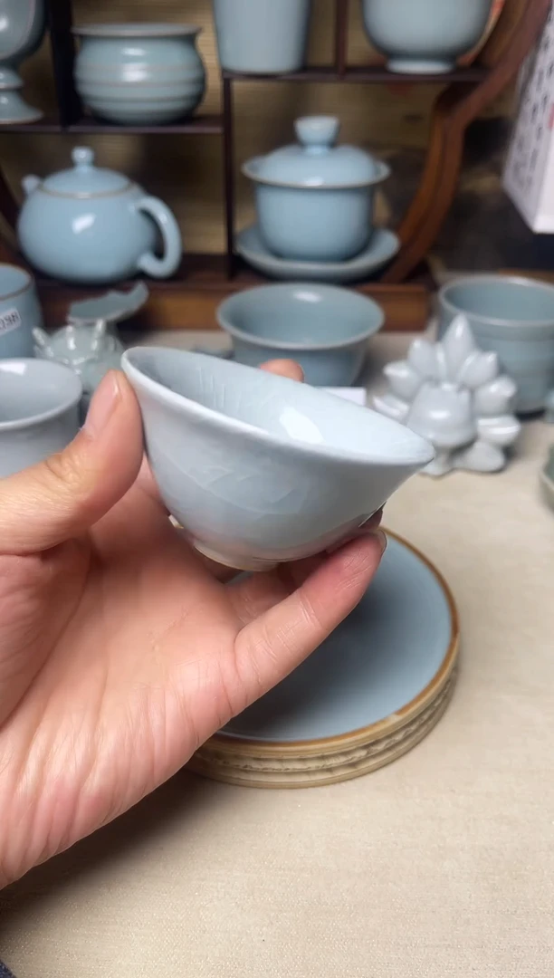 新品福利—微瑕云雾月白釉鸡心斗笠杯