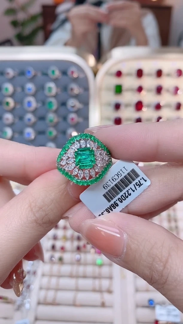 【闪购商品】祖母绿18K金戒指18K金镶嵌18K金戒指