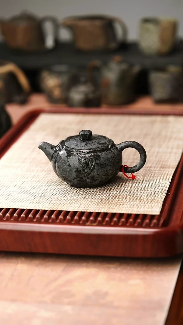 庄惠东老师作品冰碛岩重工雕刻黑豹凤鸣莲花壶