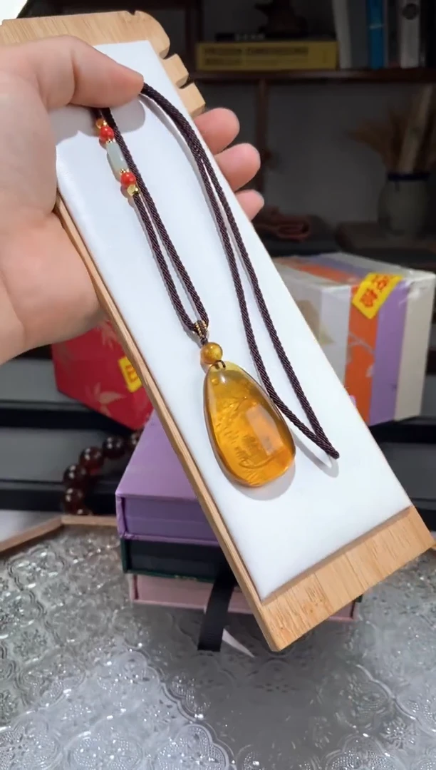琥珀颈饰未镶嵌金棕珀阴雕一帆风顺