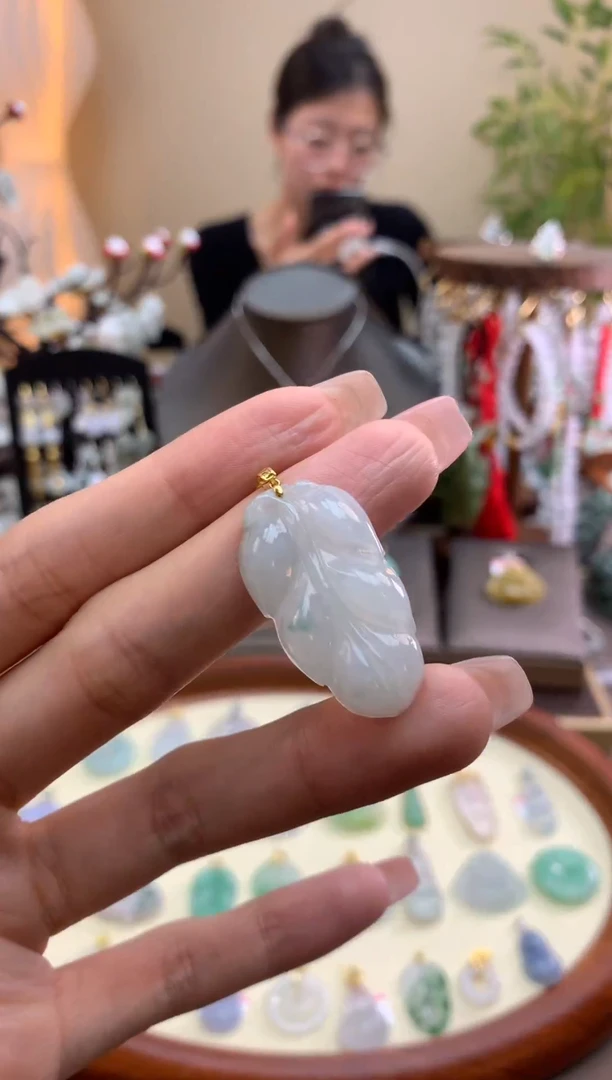 【闪购商品】翡翠颈饰18K金镶嵌叶子
