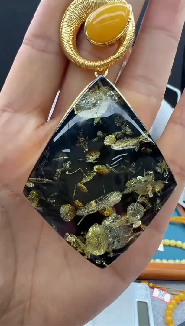 【闪购商品】琥珀颈饰未镶嵌135秒拍号
