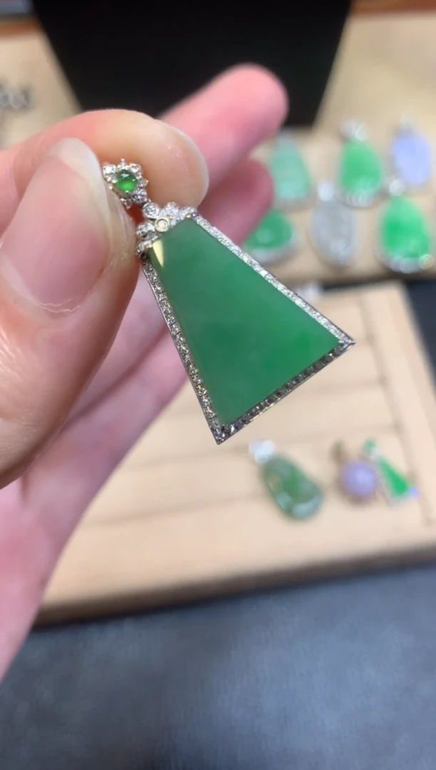 翡翠18K金镶嵌颈饰无事牌【无服务费】