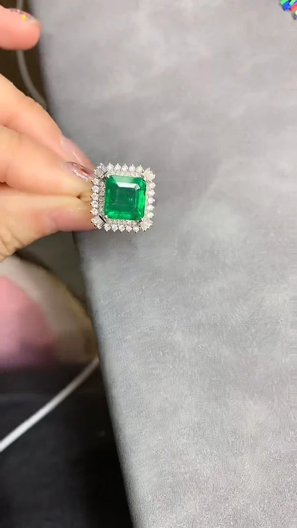 祖母绿戒指18K金镶嵌祖母绿戒指