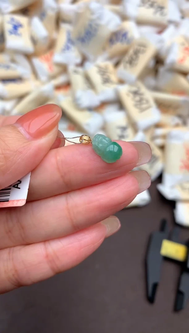 18K金镶嵌挂件翡翠一