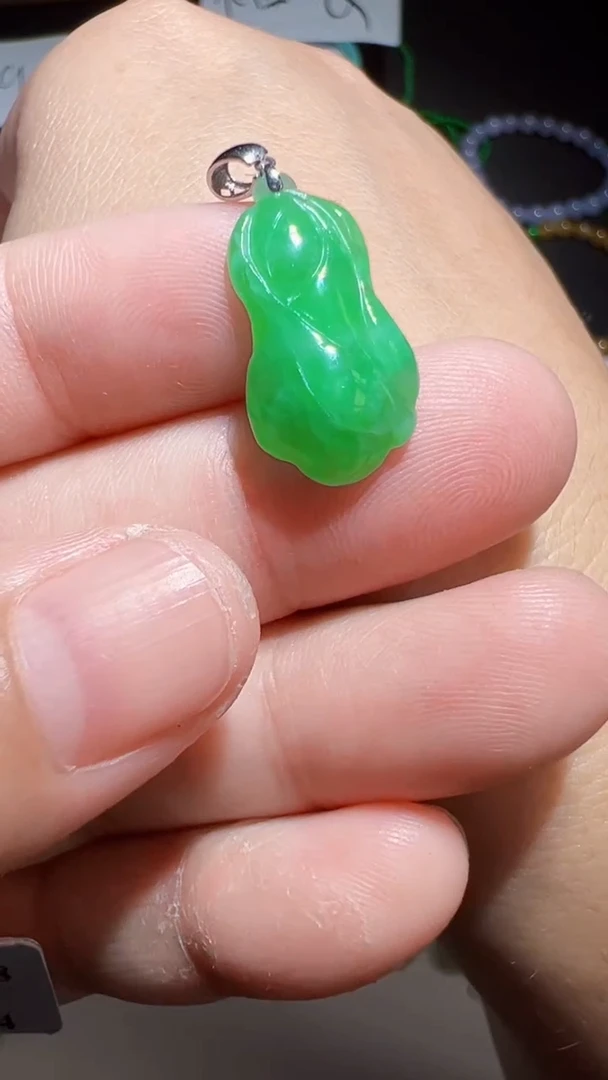 翡翠18K金镶嵌颈饰白菜