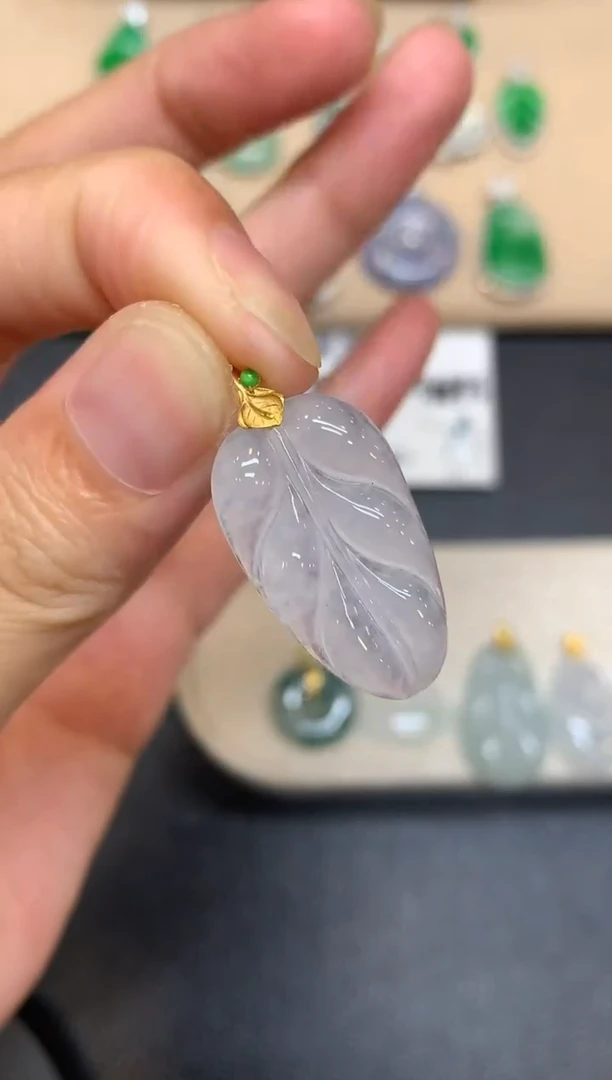 颈饰18K金镶嵌翡翠树叶【无服务费