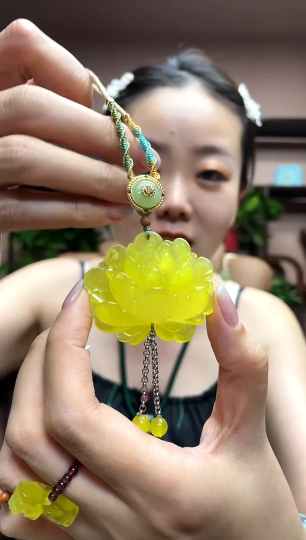 岫玉未镶嵌吊坠`