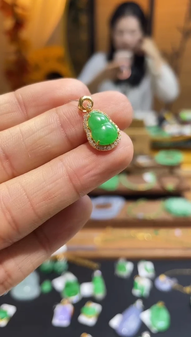 颈饰18K金镶嵌翡翠葫芦