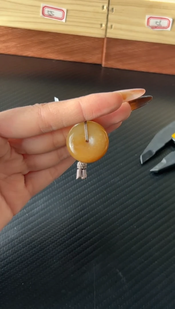 吊坠(赠链)未镶嵌和田玉金山微色差j