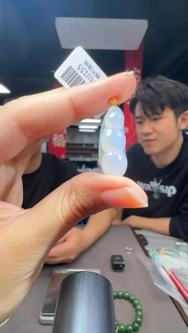 【闪购商品】翡翠吊坠(不含链)18K金镶嵌翡翠福豆