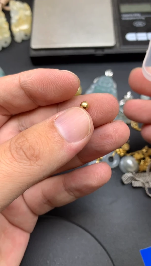颈饰18K金镶嵌翡翠小**?金珠4mm