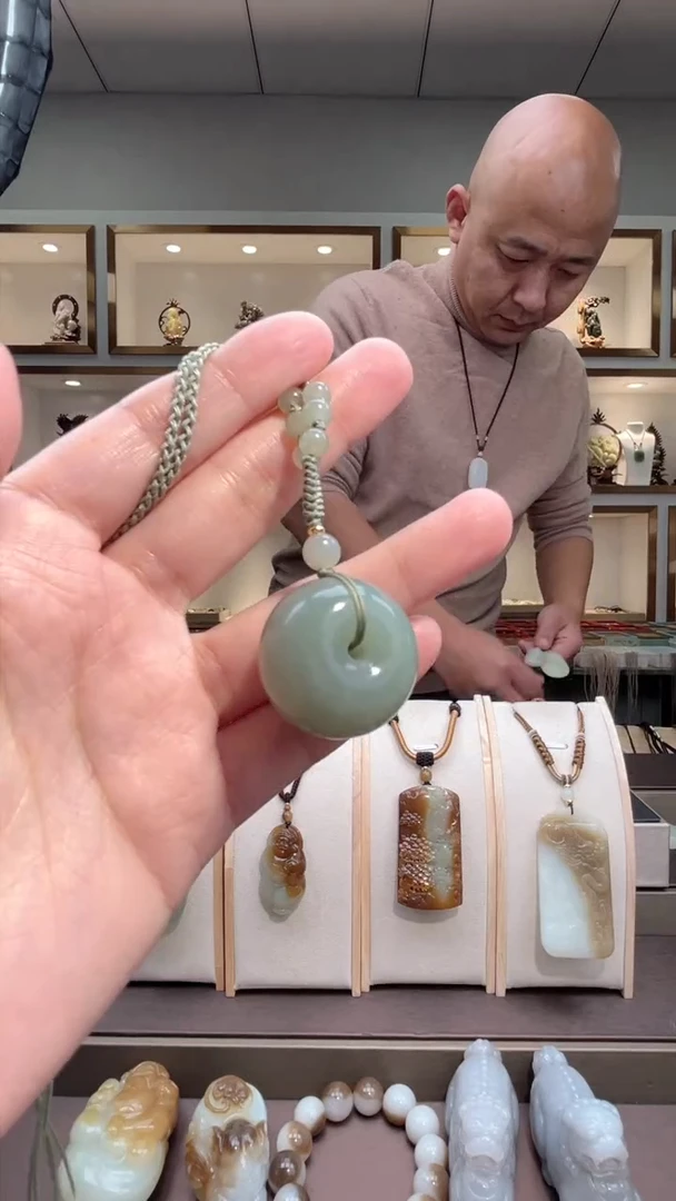 颈饰未镶嵌和田玉苏