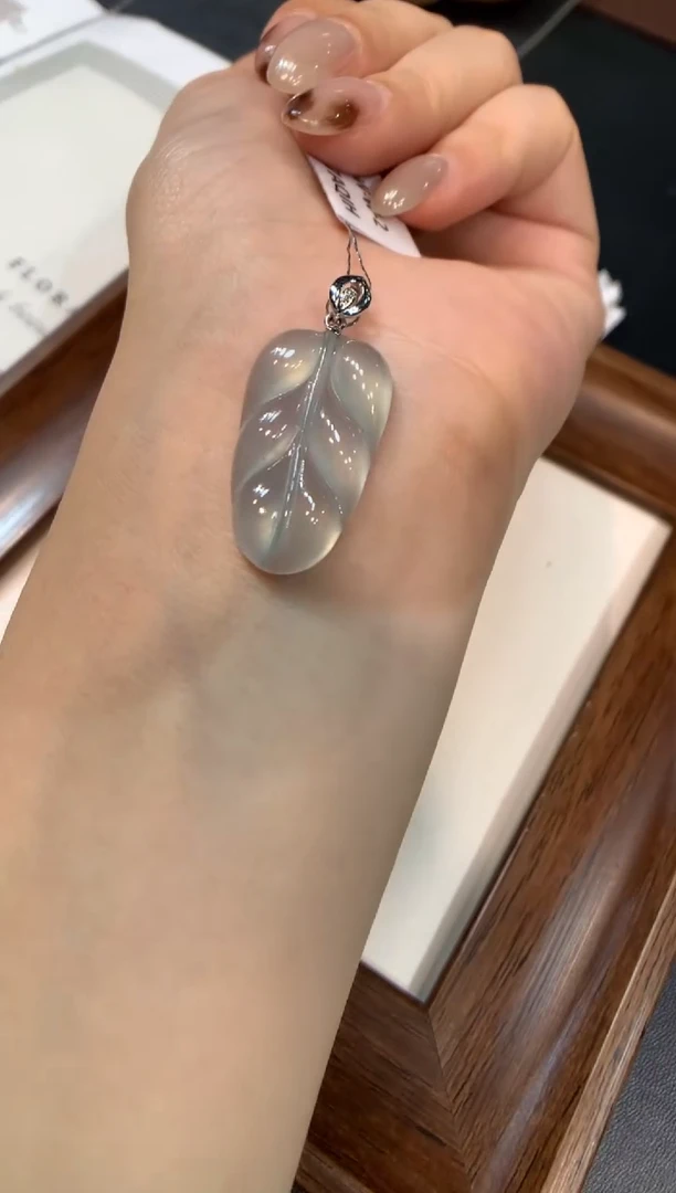 颈饰18K金镶嵌翡翠叶子