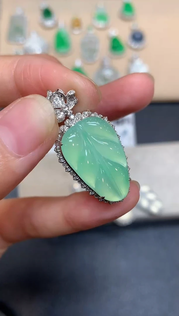 颈饰18K金镶嵌翡翠树叶【无服务费