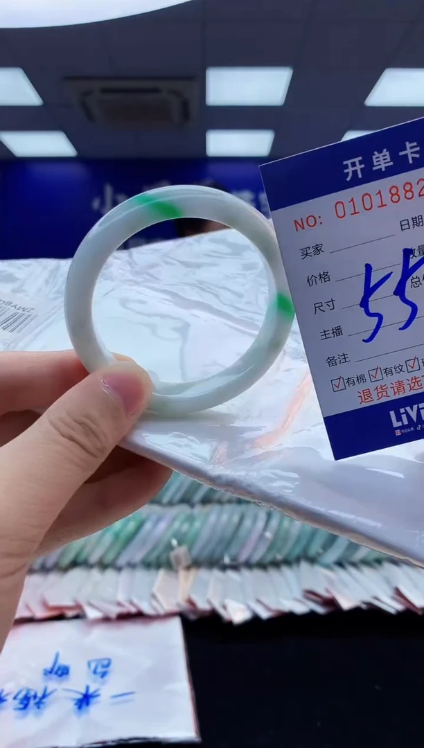 翡翠手镯未镶嵌4天然翡翠默认有瑕完美主义者勿拍