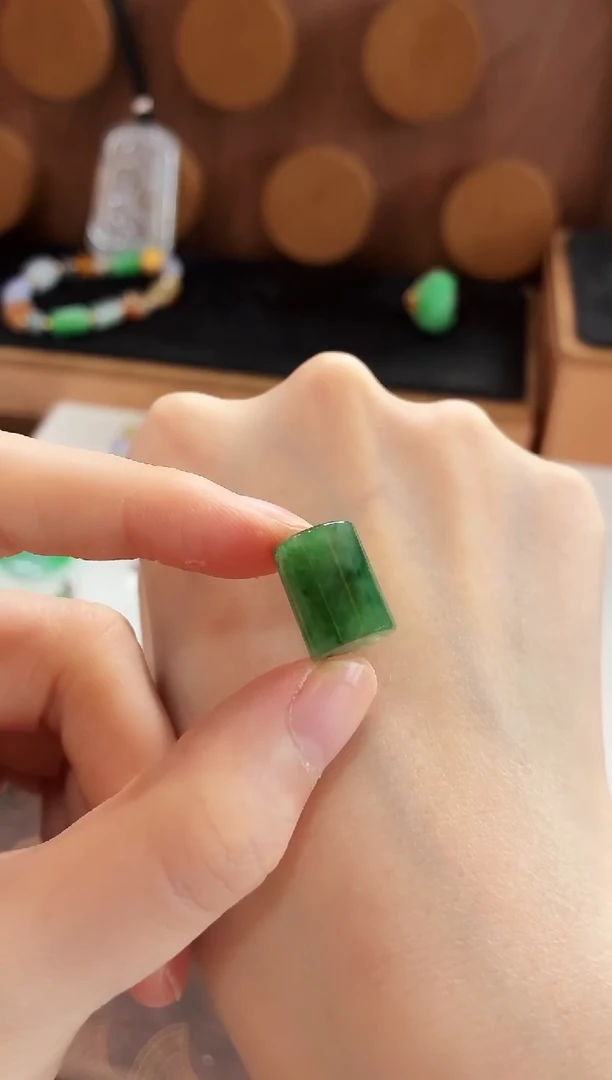 颈饰未镶嵌翡翠吊坠