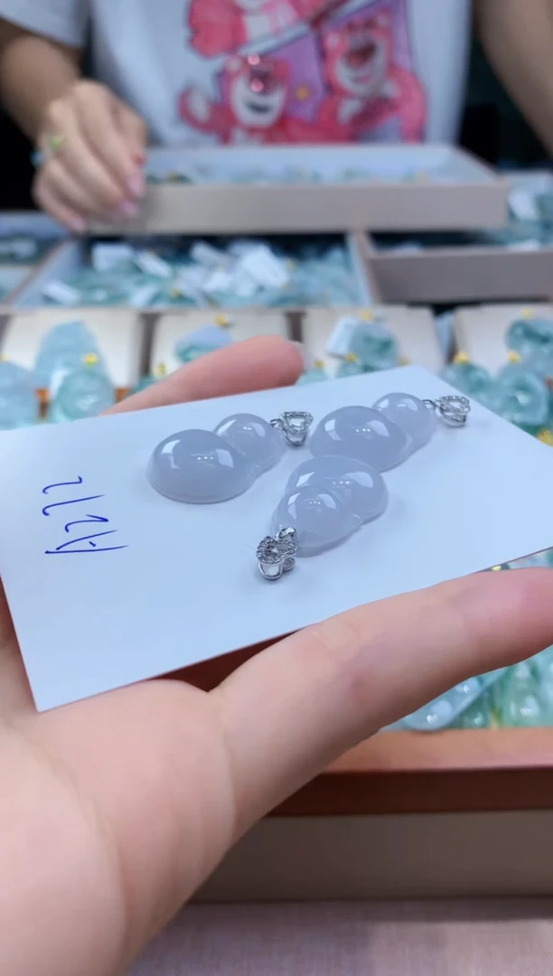 翡翠未镶嵌颈饰多样性发其一件