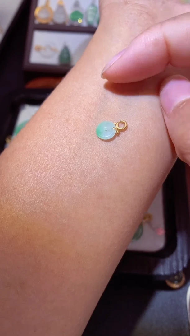 吊坠(不含链)18K金镶嵌翡翠r****薇11111111
