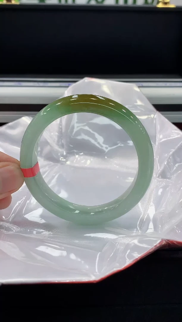 翡翠手镯未镶嵌手镯